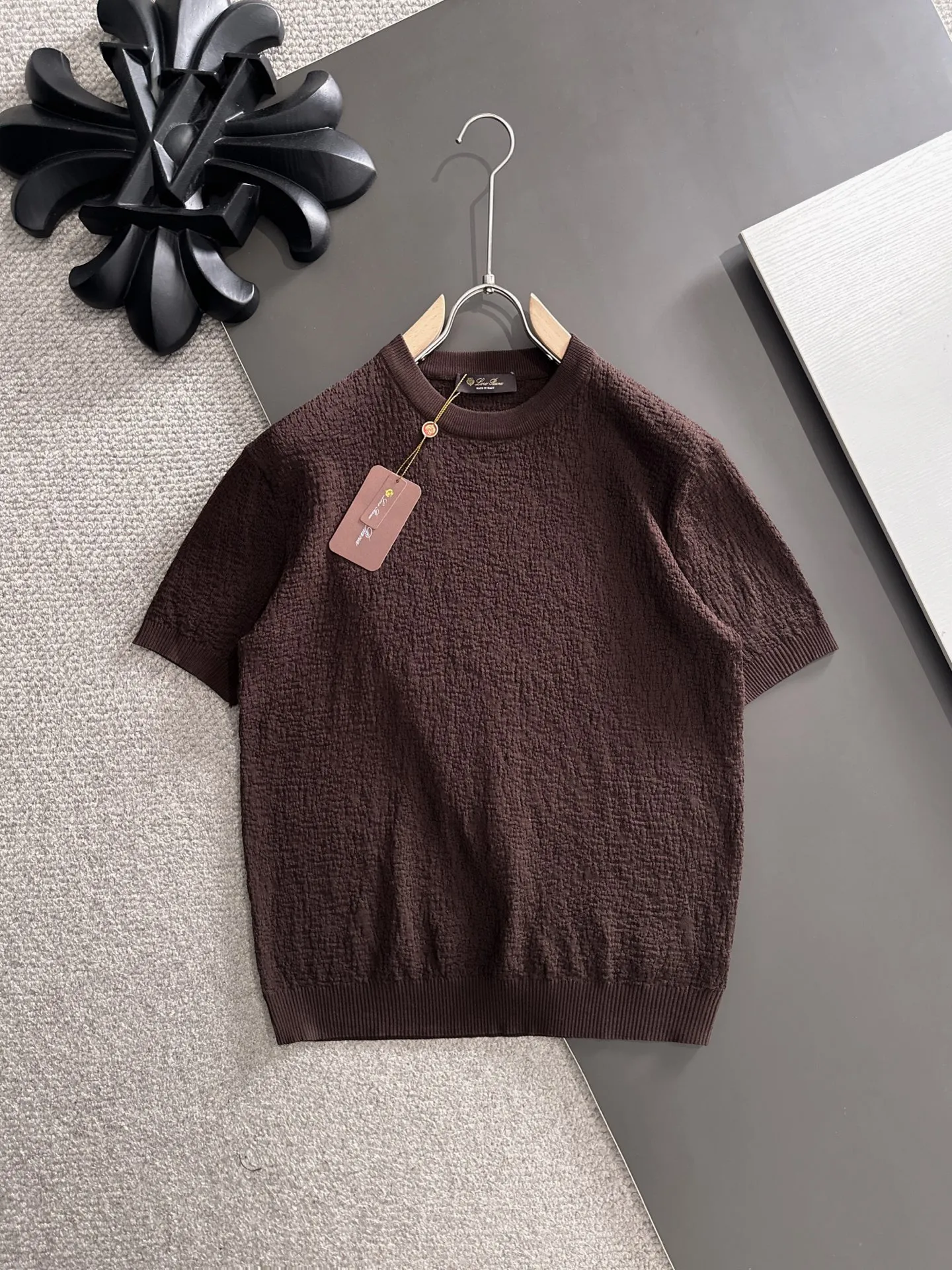 Next day shipment LP high quality Loro Piana 26ss New Arrival men's short-sleeved T-shirt Made of combed cotton yarn knitted cotton fabric, no pressure when entering and exiting the counter Exclusive control of raw materials It feels substantial when weighed, and the upper body is more textured than ordinary T-shirts. This texture can cope with the weather easily and is suitable for both hot and cold! Loose fit design, looks noble. The only correct version is available Size: M to XXXL